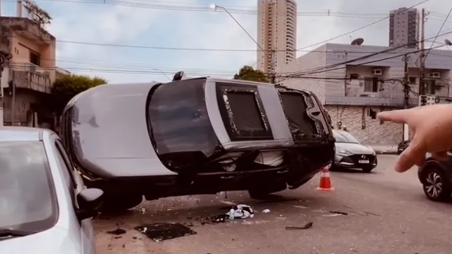 Бивш шампион на UFC оцеля невредим след тежка катастрофа