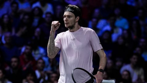 Бублик и Оже-Алиасим са първите двама полуфиналисти в Париж