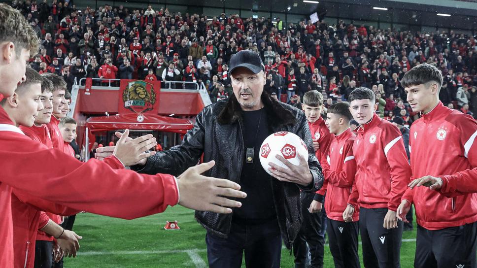 Новата „Армия“ на крака за Любо Пенев! Стадионът скандира името на легендата