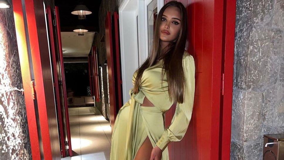 Руска гимнастичка спира дъха с перфектните си извивки