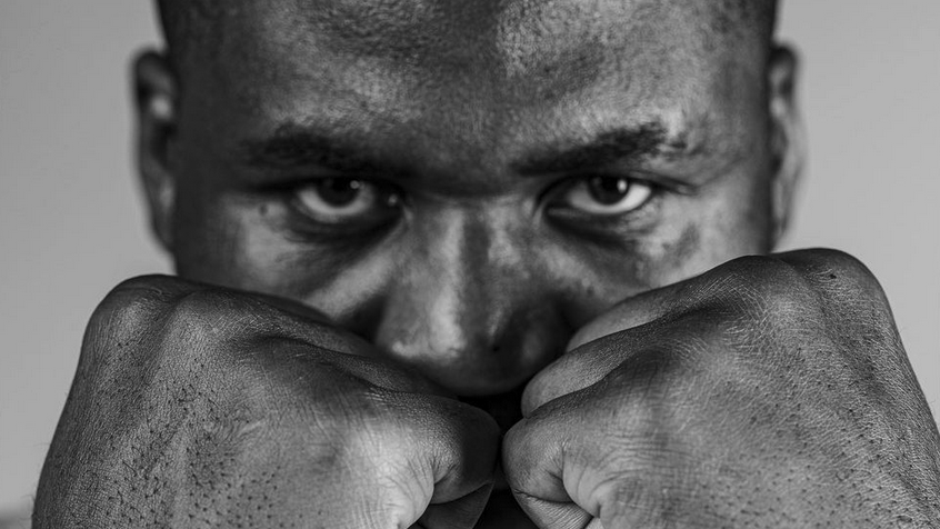 Франсис Нгану поддържа форма в мините за пясък