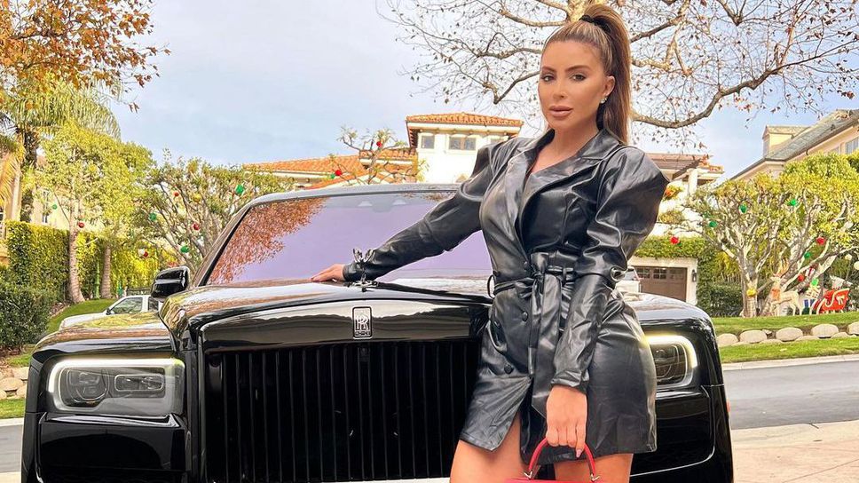 Бившата на Скоти Пипън се пусна по прозрачна рокля