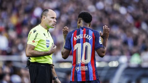  Вижте какво е споделил съдията Матеу Лаос на Ансу Фати в миналото дерби 