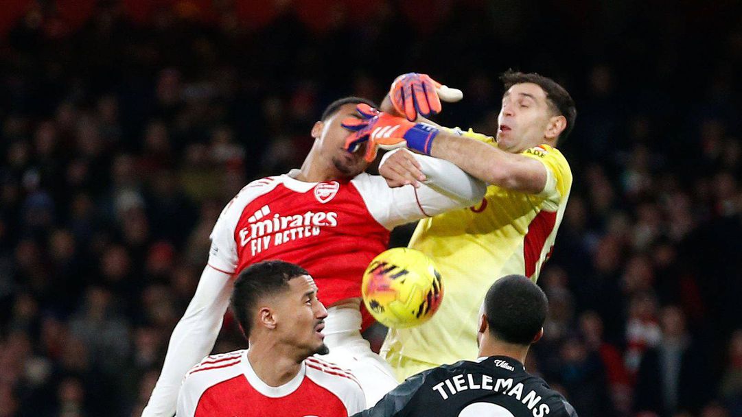 Емилиано Мартинес влезе в конфликт с феновете на Арсенал и констатира: Лакътят е позволен