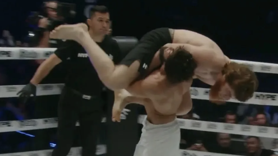 Водещият претендент в леката категория на UFC Арман Царукян се