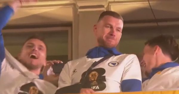 "Kažu pokeraš, a?!" Džeko stao pred hiljade ljudi u Sarajevu posle plasmana na SP, pa održao istorijski govor! /VIDEO/