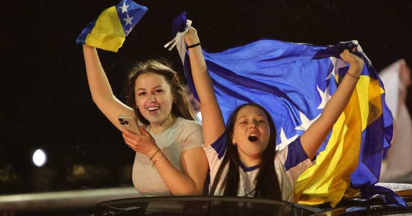 Ludnica u Sarajevu: Fudbalere BiH dočekalo 100.000 ljudi /GALERIJA/