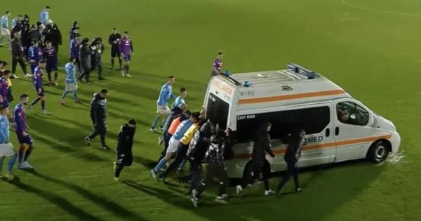 Ljudi, je li to moguće?! Fudbaleri gurali hitnu pomoć: Dvostruki prelom noge i bizaran prekid utakmice u drugoj ligi /VIDEO/