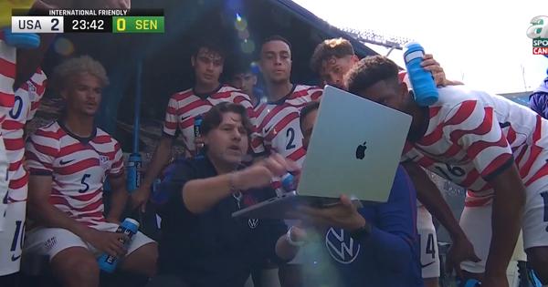 Hit scena na utakmici: Poketino koristio laptop za taktičke savete tokom meča protiv Senegala