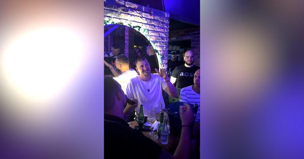 Nikola Jokić se veselio u kafani: Džoker zagrlio pevača i veselio se uz domaće hitove!
