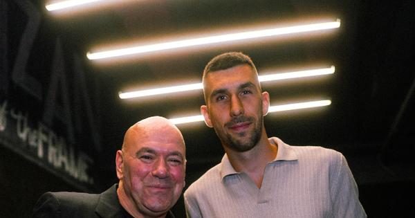 Slika koja je oduševila navijače Zvezde: Ognjen Dobrić poklonio crveno-beli dres Deni Vajtu /FOTO/