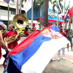 Šou u Manili u režiji srpskih navijača: Zaustavili saobraćaj, kitili parama orkestar, zbog njih su i Filipinci zapevali "Bože pravde" /VIDEO/