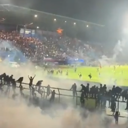 Horor u Aziji, raste broj žrtava: Fudbal ovo nije video, u neredima na stadionu stradalo 174 ljudi, stotine povređeno /VIDEO/