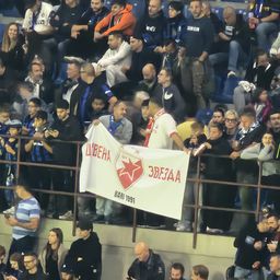 Pojavio se Zvezdin transparent na "Meaci", srpski navijač izbačen sa stadiona! /FOTO, VIDEO/