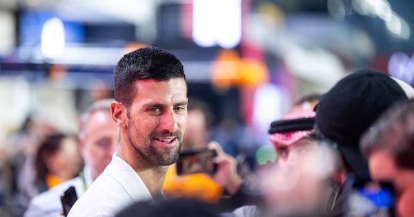 Kakvu padel ekipu ima Đoković! Novak uslikan sa četiri devojke, ne zna se koja je lepša! /FOTO/