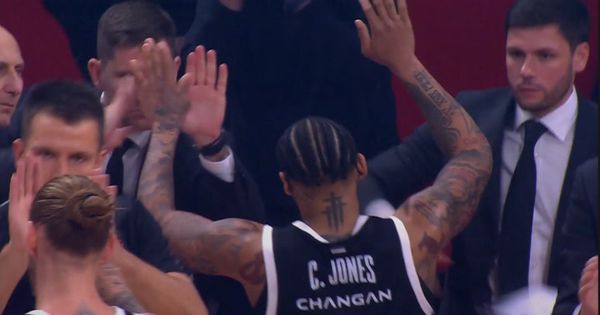 Ma, ovo je pravi derbi! Nakon žestoke borbe za loptu, Karlik postiže trojku!