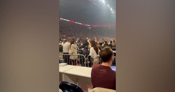 Devojčica u suzama nakon bačenih petardi napustila Arenu