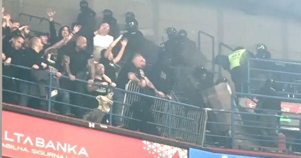 Navijači Partizana napravili haos pred početak derbija: Topovski udari poleteli ka crveno-belima, policija intervenisala