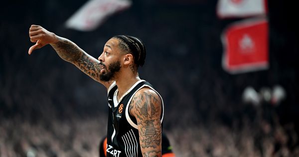 Pogodio uz faul i gomilu predmeta: Lud koš Karlika koji je rešio derbi, a onda su usledile nemile scene! /VIDEO/