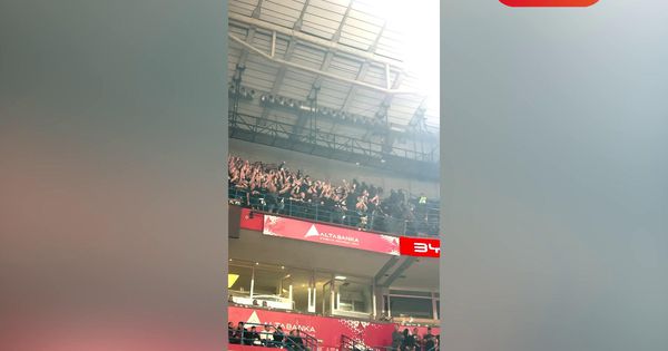 Navijači Partizana bacali petarde ka navijačima Zvezde