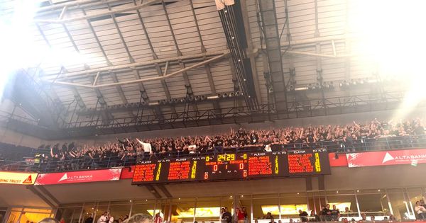 Hiljadu navijača crno-belih pružaju veliku podršku Partizanu!