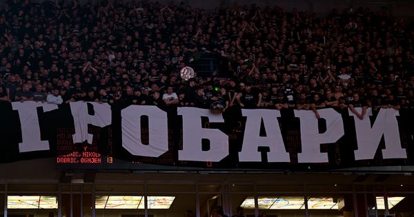 Sramota od derbija: Navijači Partizana topovskim udarom pogodili dete, ljudi sklanjaju najmlađe sa tribina /VIDEO/