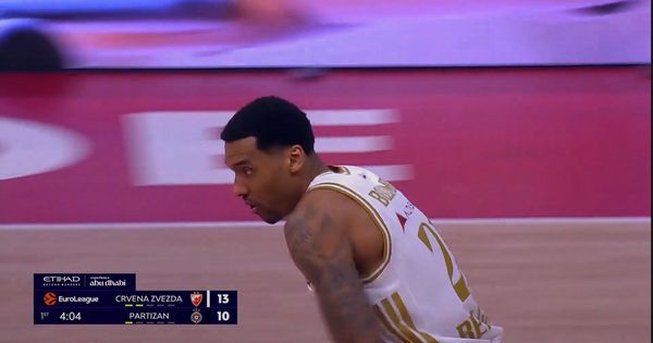 Silovito zakucavanje Bolomboja!