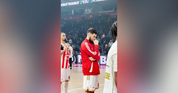 Igrači Crvene zvezde stali skamenjeni pred svoje navijače: Oni im pružaju podršku