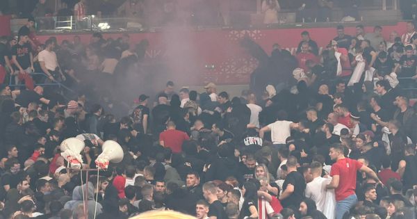 Tuča navijača pred početak derbija /GALERIJA/