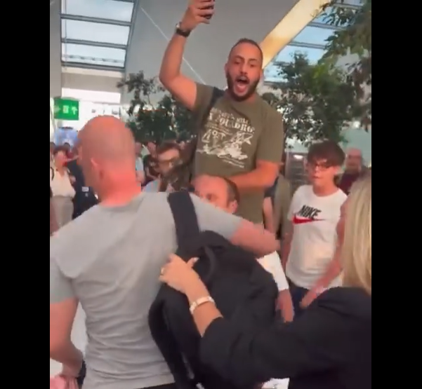 Užasne scene sa aerodroma u Budimpešti: Navijači Rome napali sudiju, Englez telom branio suprugu i ćerku /VIDEO/