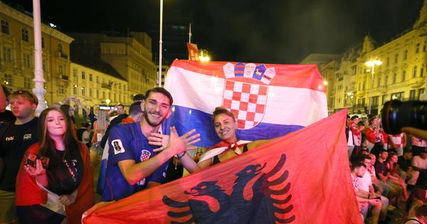 Hrvati ne spavaju, uz albansku zastavu bodre Vatrene na Trgu bana Jelačića /VIDEO/