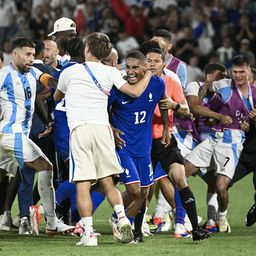 Nezapamćena makljaža na Olimpijskim igrama: Fudbaleri Francuske i Argentine se žestoko potukli na terenu /VIDEO/