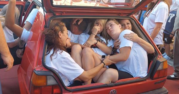 Ima još mesta, ulazi! Bosanci ugurali 20 ljudi u legendari Golf 2, automobil legao na asfalt, a sad se čeka nagrada iz Londona! /VIDEO/