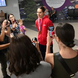 "Hvala ljudima koji su trpeli moju tvrdoglavost, i odluku da skačem!" Angelina Topić sa zlatom u Beogradu: Sanjala sam jednu drugu medalju, ova je najteža /VIDEO/