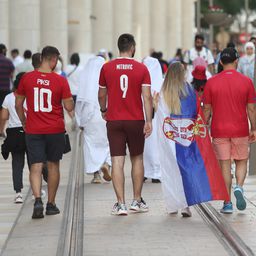 Srpski navijači se okupljaju, naleteli smo i na Albanca sa zastavom: Kreće groznica meča Srbija - Švajcarska