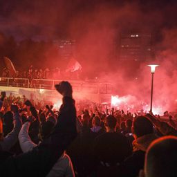 Ogroman haos pred veliki derbi! Huligani upali na suparničku teritoriju: Nosili noževe, motke, šlemove...