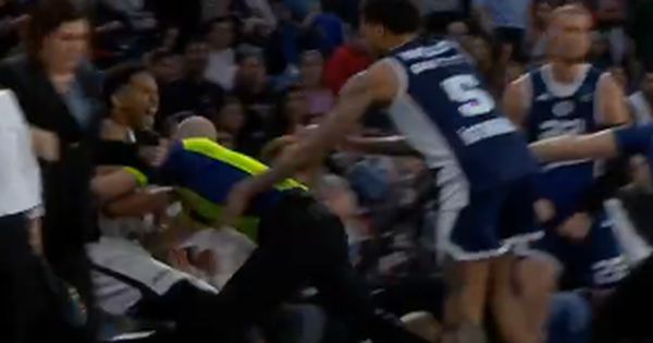 Tuča i haos u duelu dva srpska trenera! Bivši NBA igrač nasrnuo na rivala, sudija završio na tribinama /VIDEO/