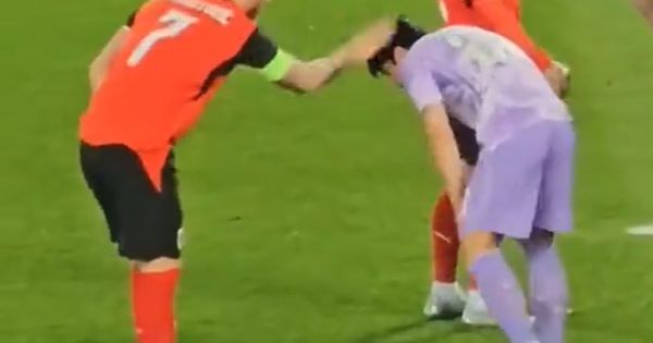 Ćuška, pa prijateljski zagrljaj: Arnautović i Seol zbunili sudiju, snimak fudbalera Zvezde oduševio navijače /VIDEO/