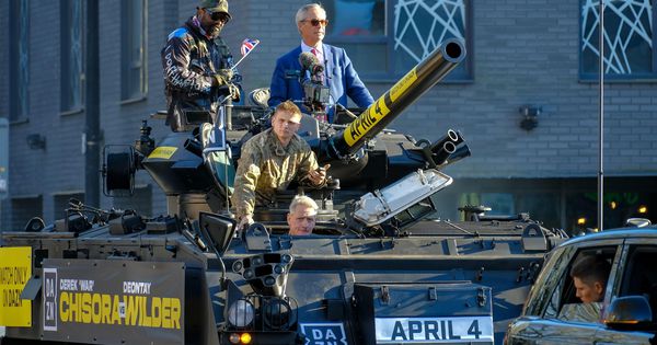 Šou u Londonu: Zvezda boksa tenkom došla na konferenciju! /FOTO/