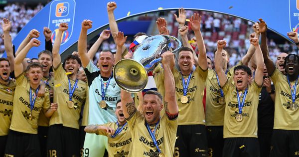 Kakav način da se završi karijera! Podolski u petoj deceniji podigao trofej sa klubom iz rodnog kraja /VIDEO/