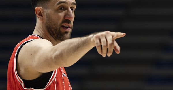 Izraelci udarili po Miciću: Neodgovoran je, gubi lopte i pada po podu!