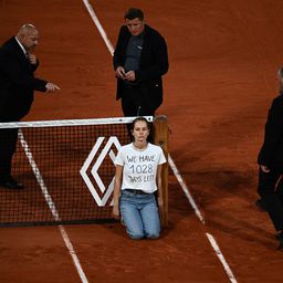 Novi skandal na Rolan Garosu: Upala na teren, vezala se za mrežu i prekinula polufinale