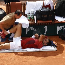 Ne, ne, ne sad! Novak legao i držao se za koleno, fizio morao da pritrči u pomoć /FOTO/