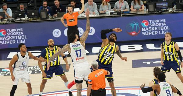 Ludnica u Istanbulu: Efes prosuo 18 razlike u derbiju protiv Fenera, pa izgubio u dramatičnoj završnici