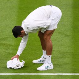 Novak od prekida napravio šou! Više od sat vremena pauze: Đoković posle ljutnje sam sušio teren, zasmejavao štab i vratio se na teren /FOTO/