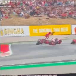 Stravičan incident na Katalunji: Šampion Moto GP-a pregažen na stazi, u nekoliko vozača izletelo već u prvom krugu /VIDEO/