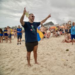 Jezive scene na brazilskoj plaži: Huligani napali navijače Boke, policija ih podržala s puškama! /VIDEO/