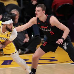 Jović starter Majamija, i to kakav: Nikola oberučke ščepao šansu protiv Lebrona i Dejvisa! /VIDEO/