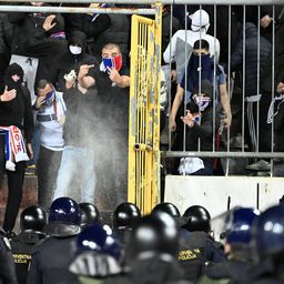 "Bacali su flaše, kamenje i izazvali požar!" Rezime nezapamćenog navijačkog haosa u Splitu: Povređeni policajci, uhapšen veliki broj huligana /VIDEO/