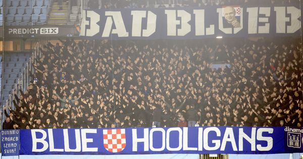 "Kao da smo se vratili u devedesete..." Navijači Dinama zgrozili svet ustaškom zastavom na tribinama /FOTO/